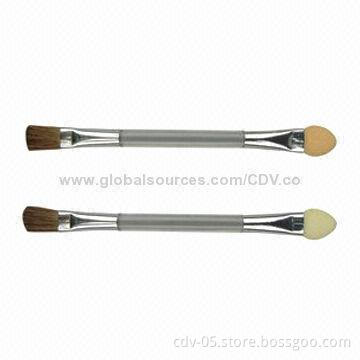 Double-ended eye shadow applicators with pony bristles and plastic handle